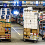 2020-03-16 13:35:50 ZAANDAM - Een distributiecentrum van Albert Heijn draait op volle toeren. Er wordt hard gewerkt om de schappen in de supermarkten goed gevuld te houden. Consumenten slaan extra in wegens het coronavirus. 
ANP LEX VAN LIESHOUT